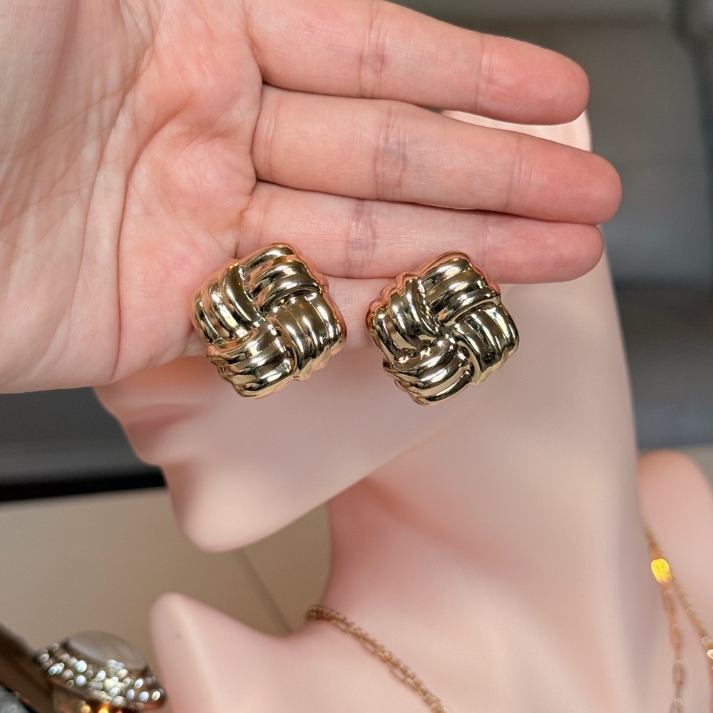 ⚜️ Elegant Gold Knot Earrings - Picture 9 of 9